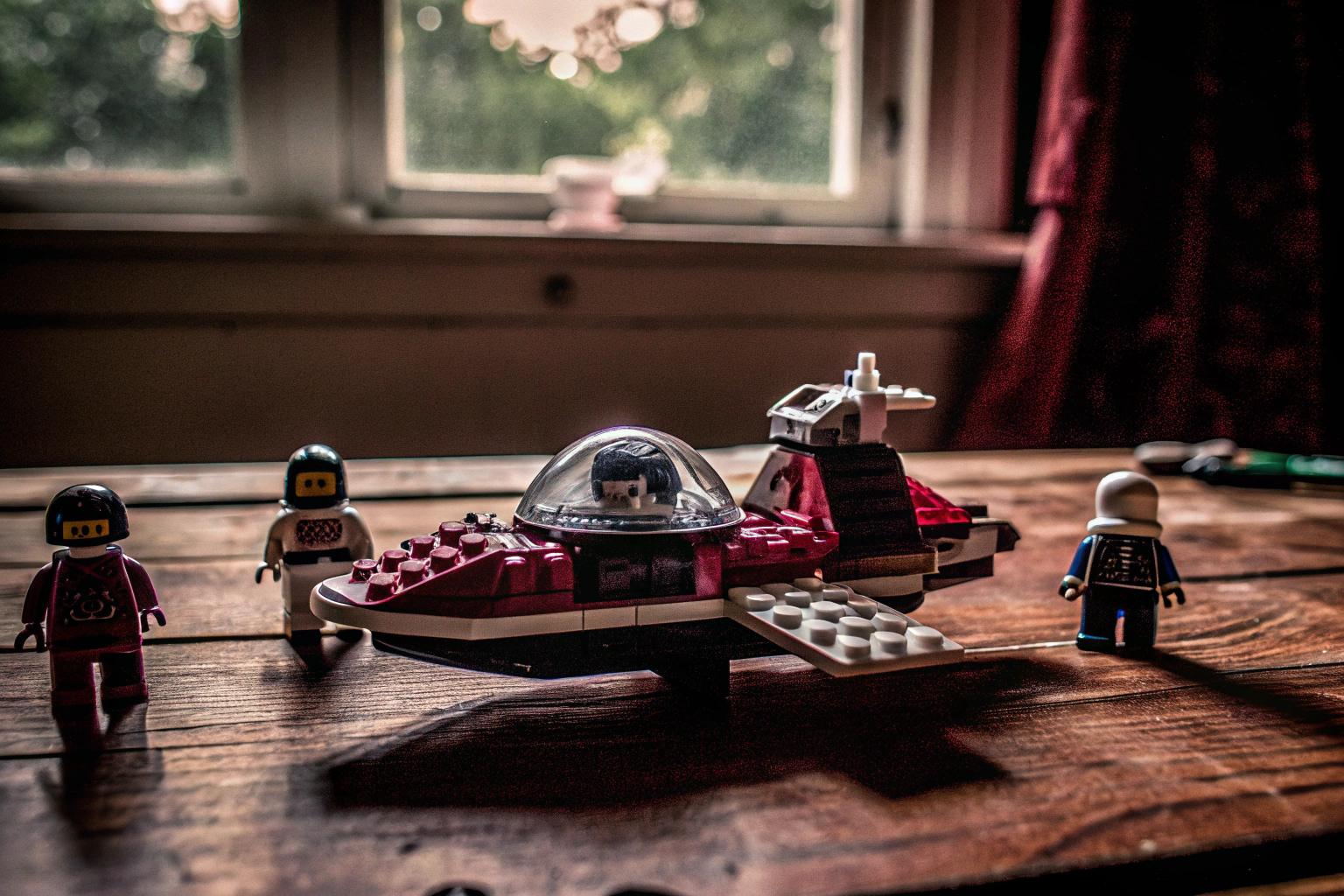 Kinder spielen mit dem LEGO City Raumschiff Set auf einem Tisch. LEGO City Raumschiff im Spiel