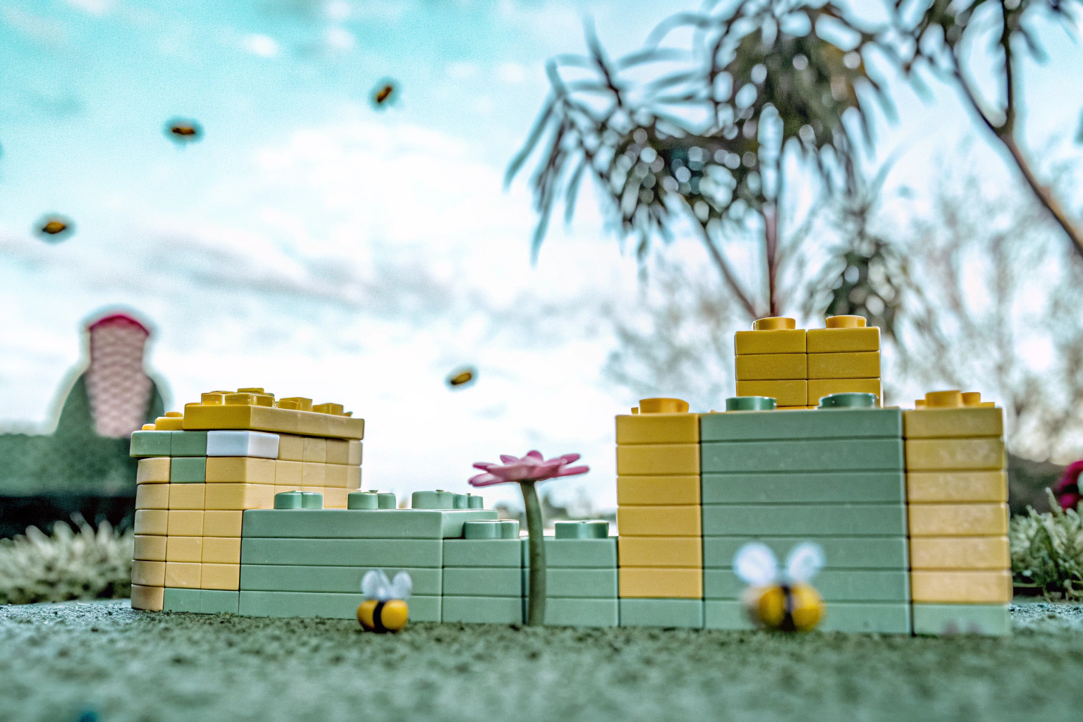 Kinder spielen mit dem LEGO DUPLO Town Imkerei und Bienenstöcke Set und erkunden die Natur. Kinder spielen mit LEGO DUPLO Town Imkerei und Bienenstöcke