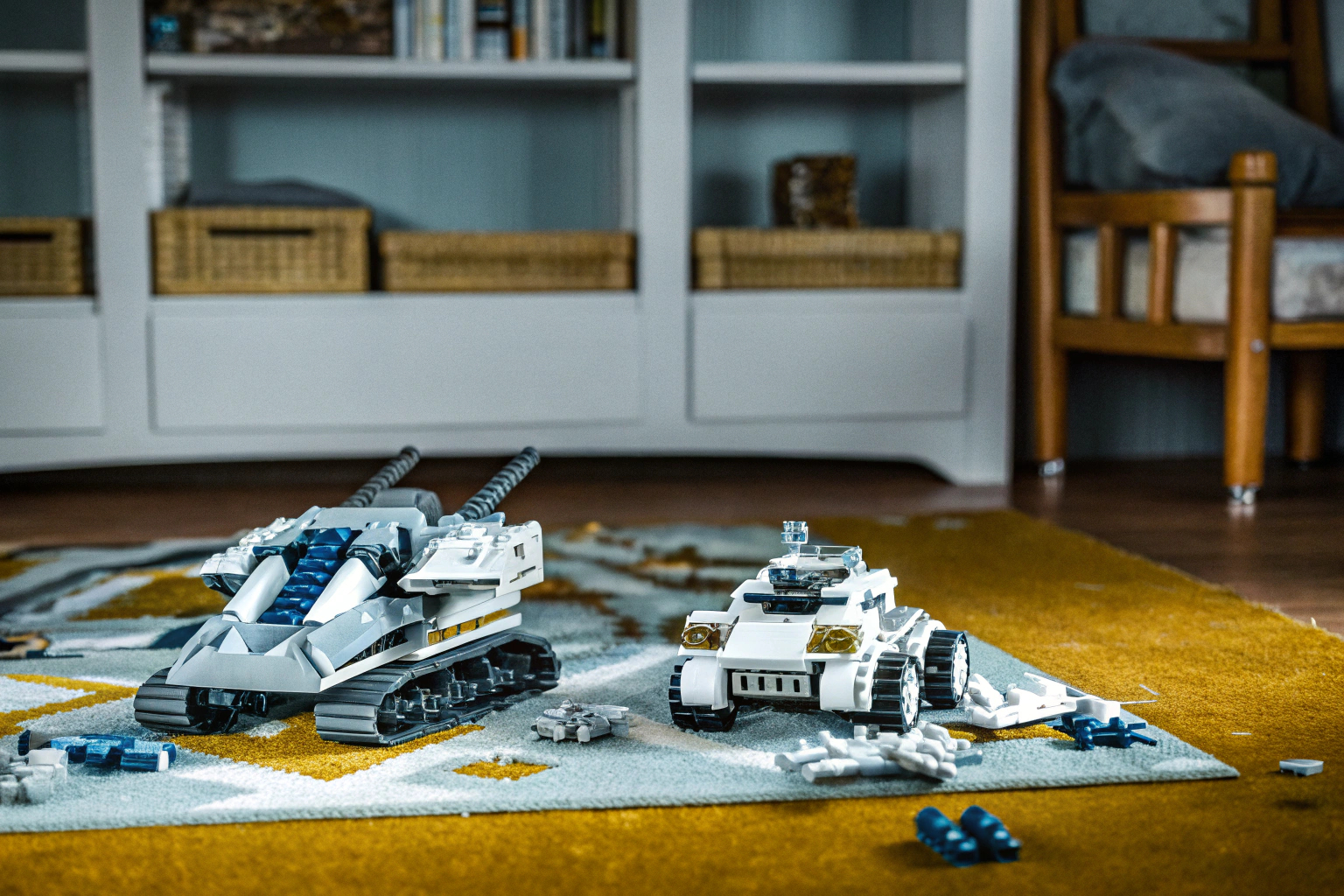 Kinder spielen mit dem LEGO NINJAGO Zane's Dragon Power Vehicles Set. LEGO NINJAGO Zane's Dragon Power Vehicles