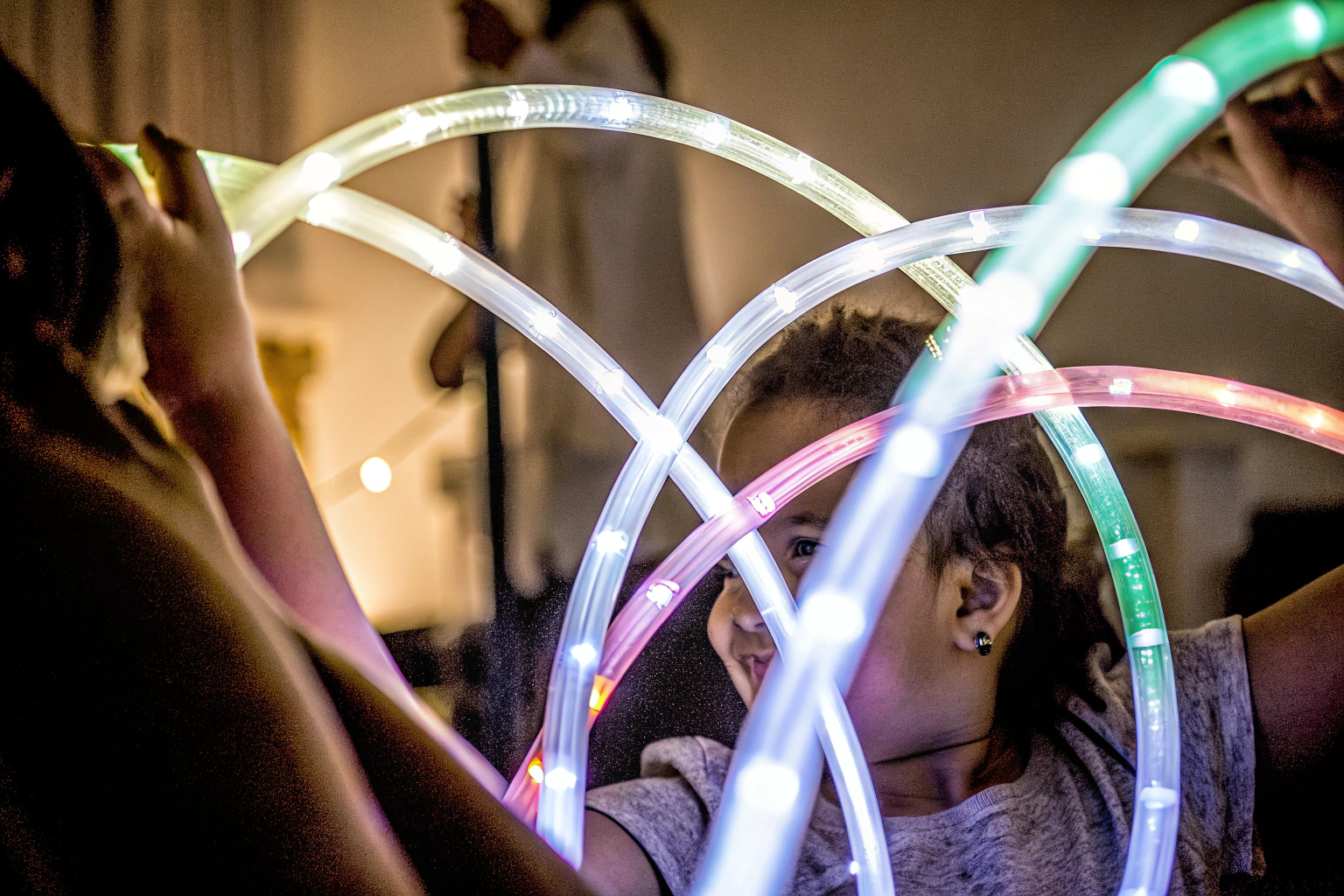 Kinder spielen mit den YESLUSY Knicklicht Pop Tubes im Dunkeln, die in verschiedenen Farben leuchten. Kinder spielen mit YESLUSY Knicklicht Pop Tubes
