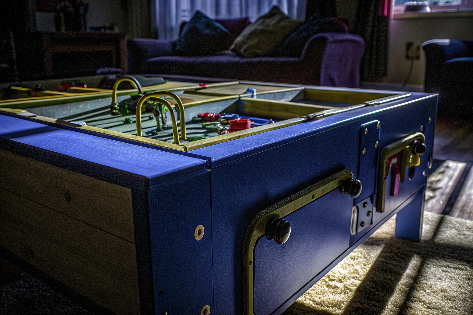 Kinder spielen mit der Hape Spiele-Tafel und erkunden die verschiedenen Schlösser. Kinder mit Hape Spiele-Tafel