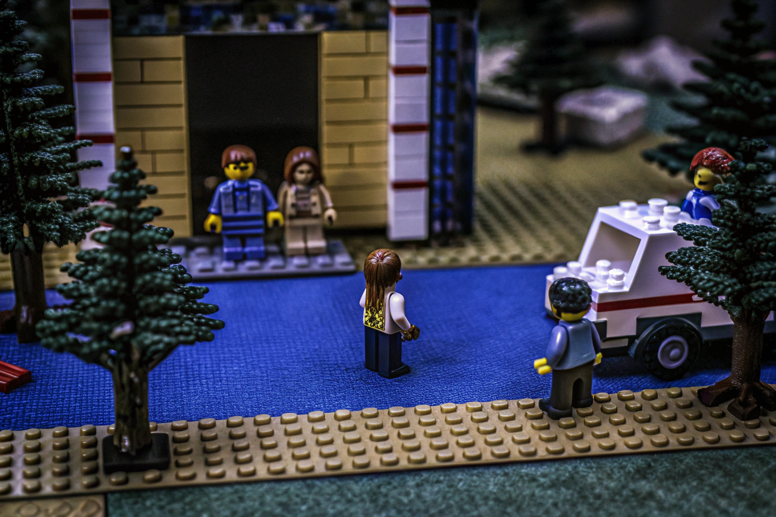 Kinder spielen mit einem LEGO Krankenhaus-Set und stellen medizinische Szenen nach. LEGO Krankenhaus-Spielszene