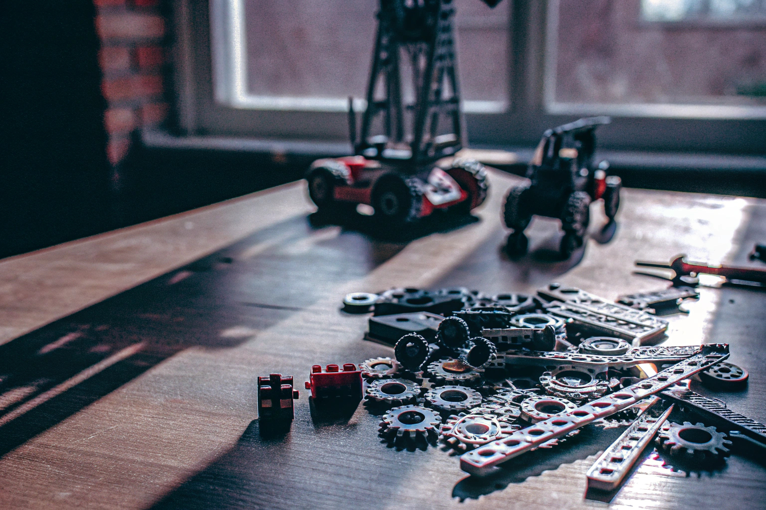 Kinder spielen mit einem LEGO Technic Bausatz und verstehen technische Konzepte durch Bauen. Kinder spielen mit LEGO Technic