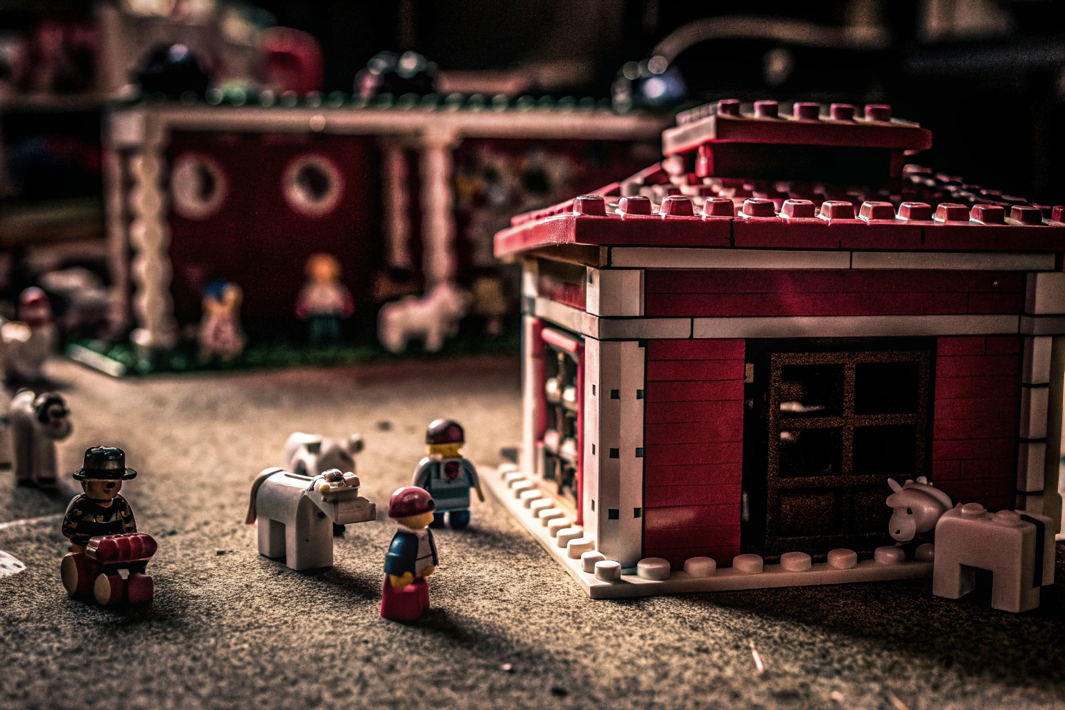 Kinder spielen mit einem LEGO Tierklinik-Set und kümmern sich um baubare Tiere. LEGO Tierklinik-Spielszene