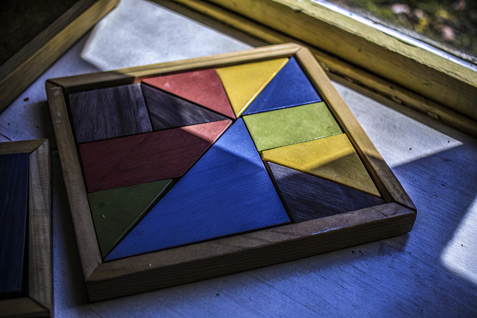 Kinder spielen mit einem Tangram Holzpuzzle Tangram Holzpuzzle Kinder