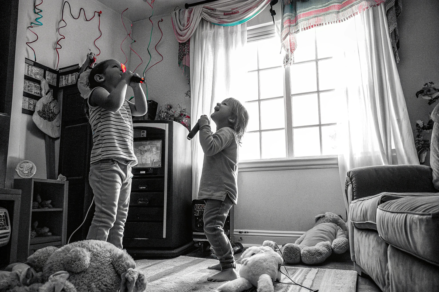 Kinder spielen mit einer Karaoke Maschine, singen und haben Spaß. Kinder mit Karaoke Maschine
