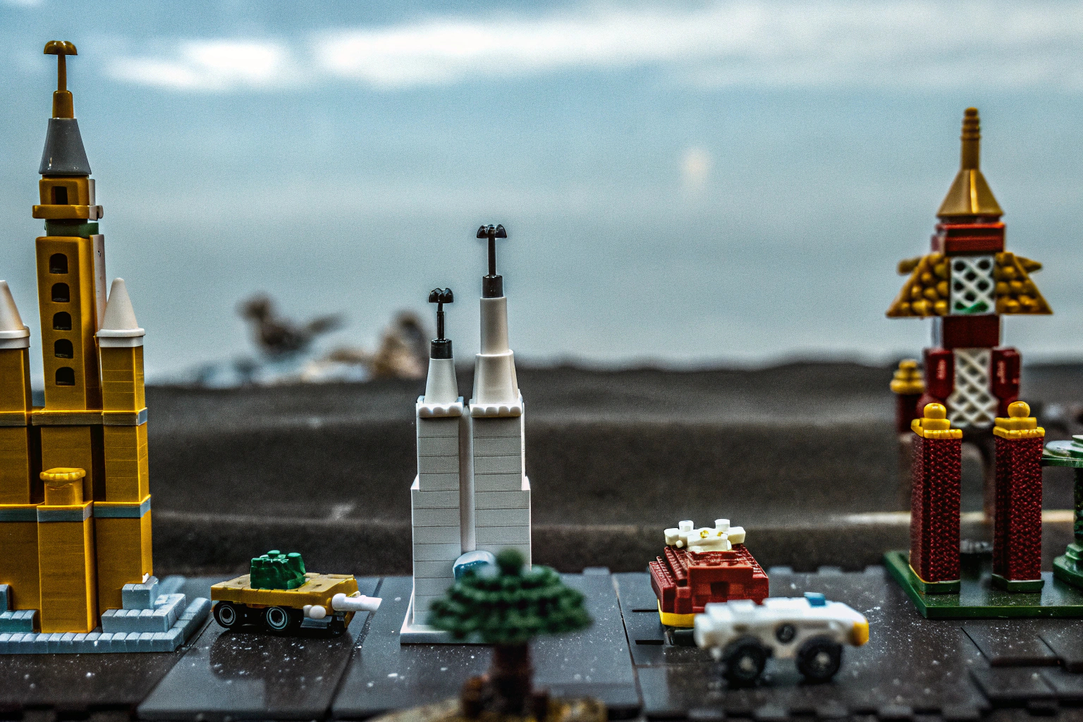 Kreative LEGO-Bauten in verschiedenen Farben und Formen, die die Vielseitigkeit und den Spaß am Bauen zeigen. LEGO-Bauten in verschiedenen Farben und Formen