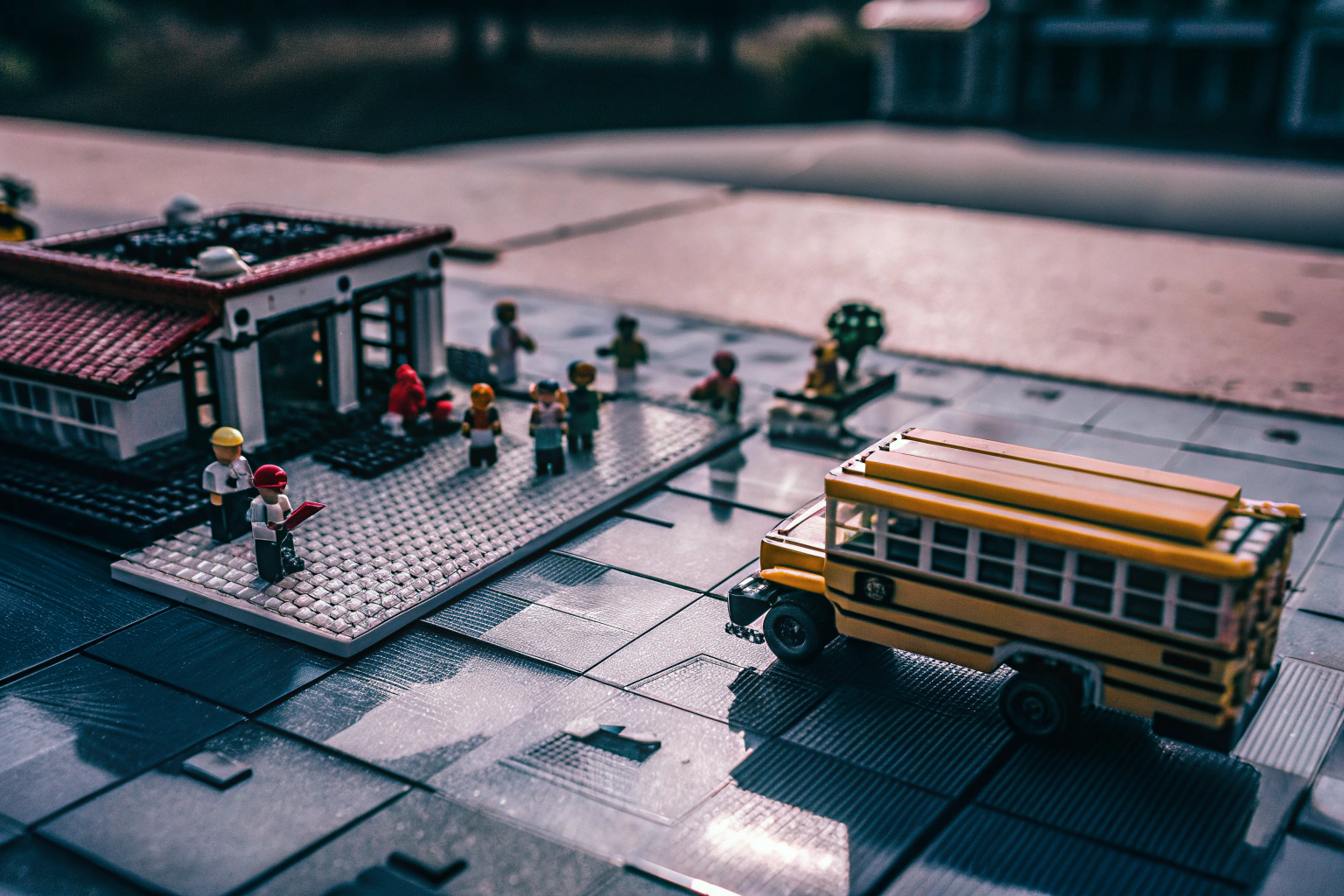 LEGO City Schule mit Schulbus aufgebaut auf einem Spieltisch LEGO City Schule mit Schulbus
