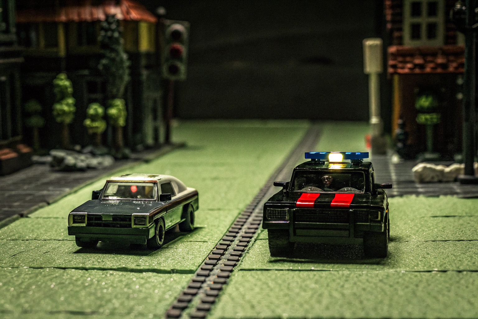 Lego City Set mit Polizeiauto und Muscle Car für actionreiche Verfolgungsjagden. Lego City Verfolgungsjagd