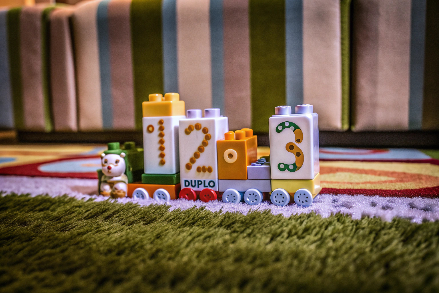 LEGO DUPLO Zahlenzug mit Zahlensteinen und Figuren, ideal zur Förderung der Zählfähigkeiten von Kleinkindern. LEGO DUPLO Zahlenzug