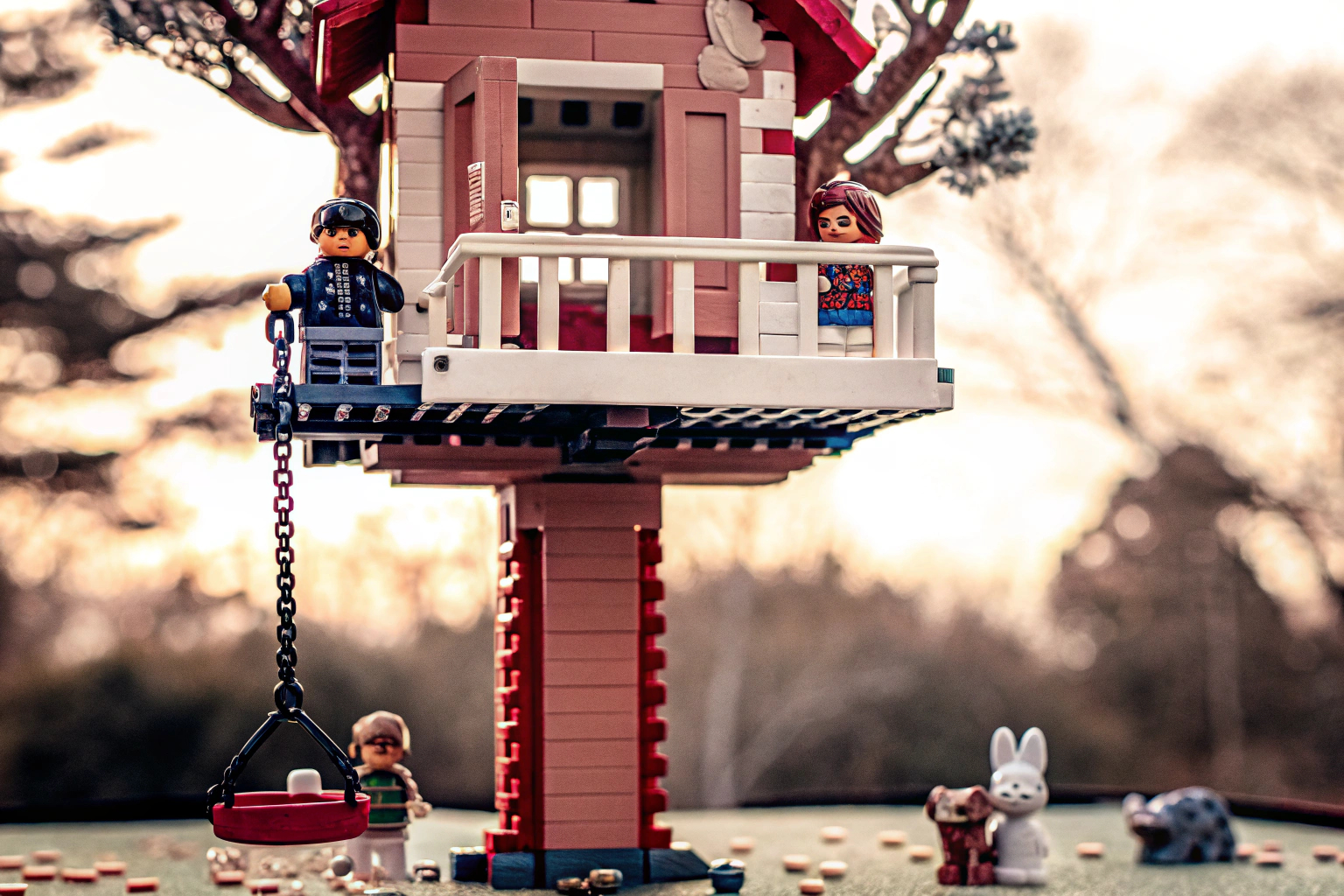 LEGO Friends Baumhaus mit verschiedenen Spielfiguren und Tieren im Abenteuercamp. LEGO Friends Baumhaus im Abenteuercamp