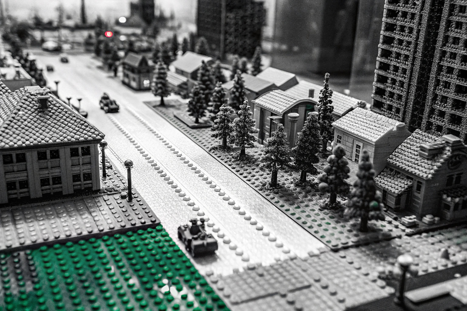 LEGO-Grundplatten mit darauf gebauten Straßen und Gebäuden. LEGO-Stadtstruktur mit Straßen und Gebäuden