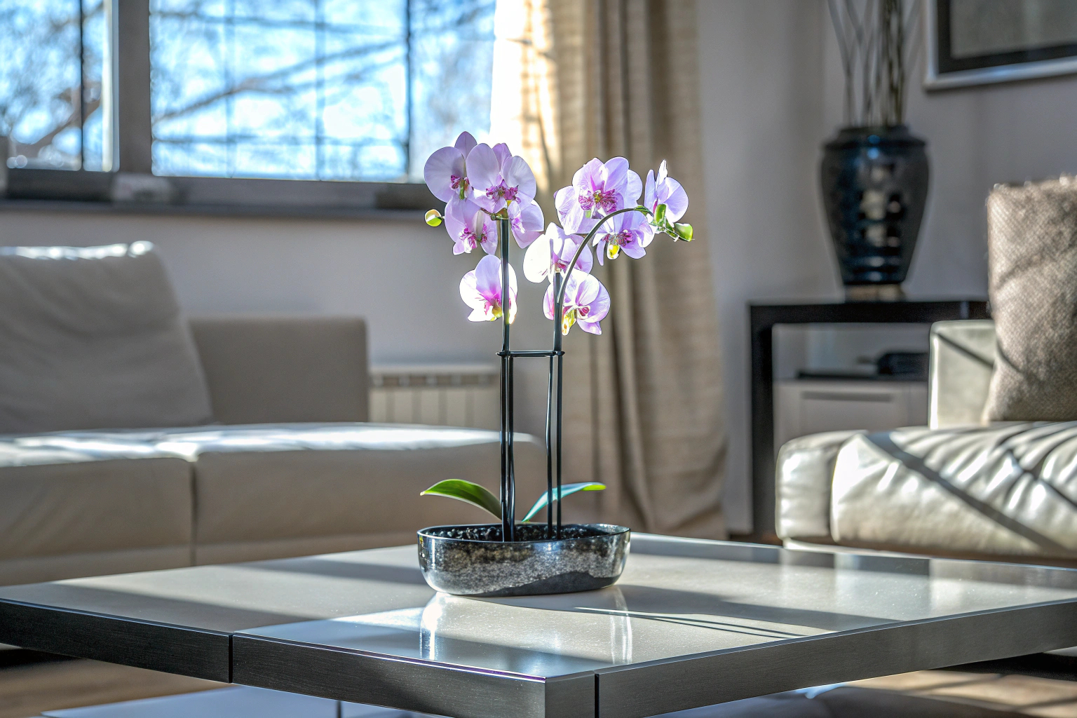 LEGO Icons Orchidee in einem modernen Wohnzimmer als Dekoration. LEGO Icons Orchidee
