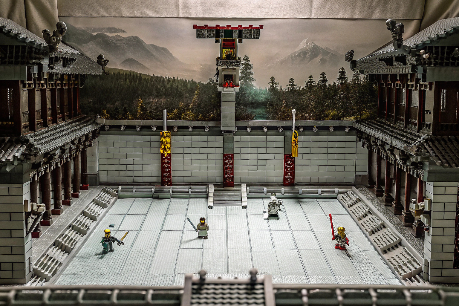 LEGO NINJAGO Turnier-Arena mit Minifiguren in Aktion. LEGO NINJAGO Turnier-Arena Set