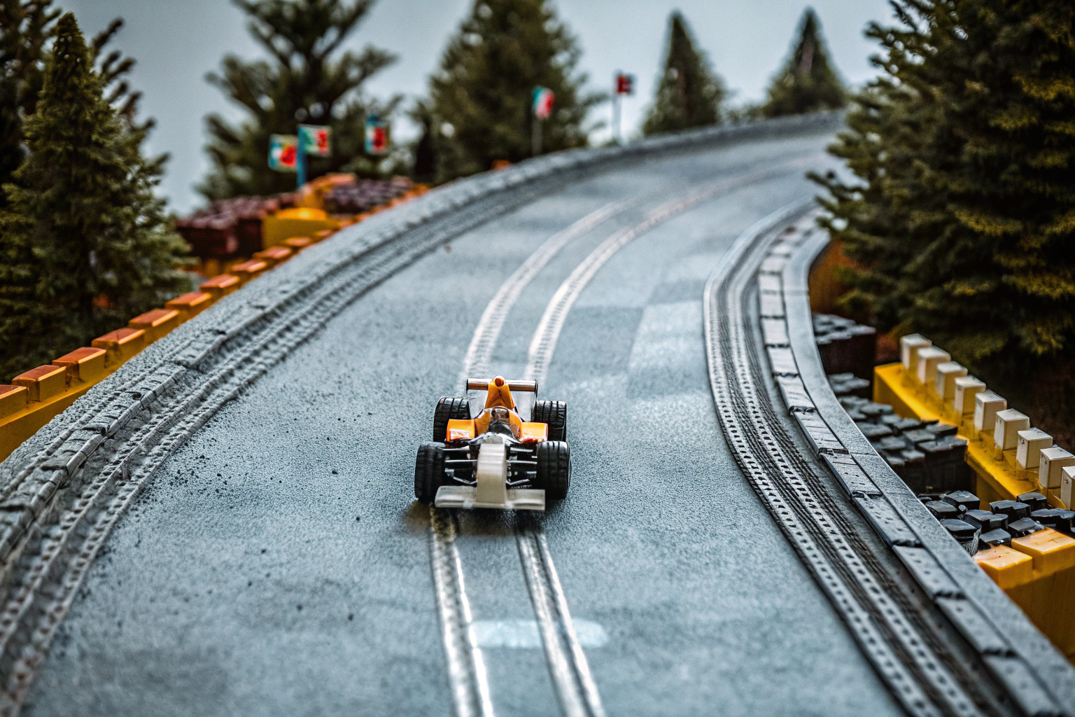 LEGO Speed Champions McLaren Formel 1 Rennwagen auf einer Modell-Rennstrecke LEGO McLaren Formel 1 Rennwagen