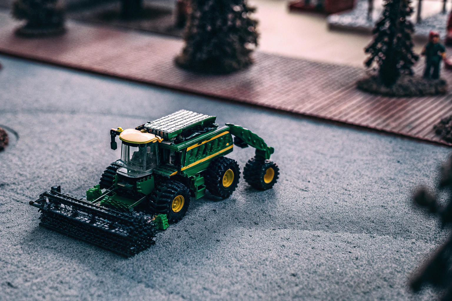 LEGO Technic John Deere 9700 Forage Harvester auf einem Miniatur-Bauernhof LEGO Technic John Deere Traktor