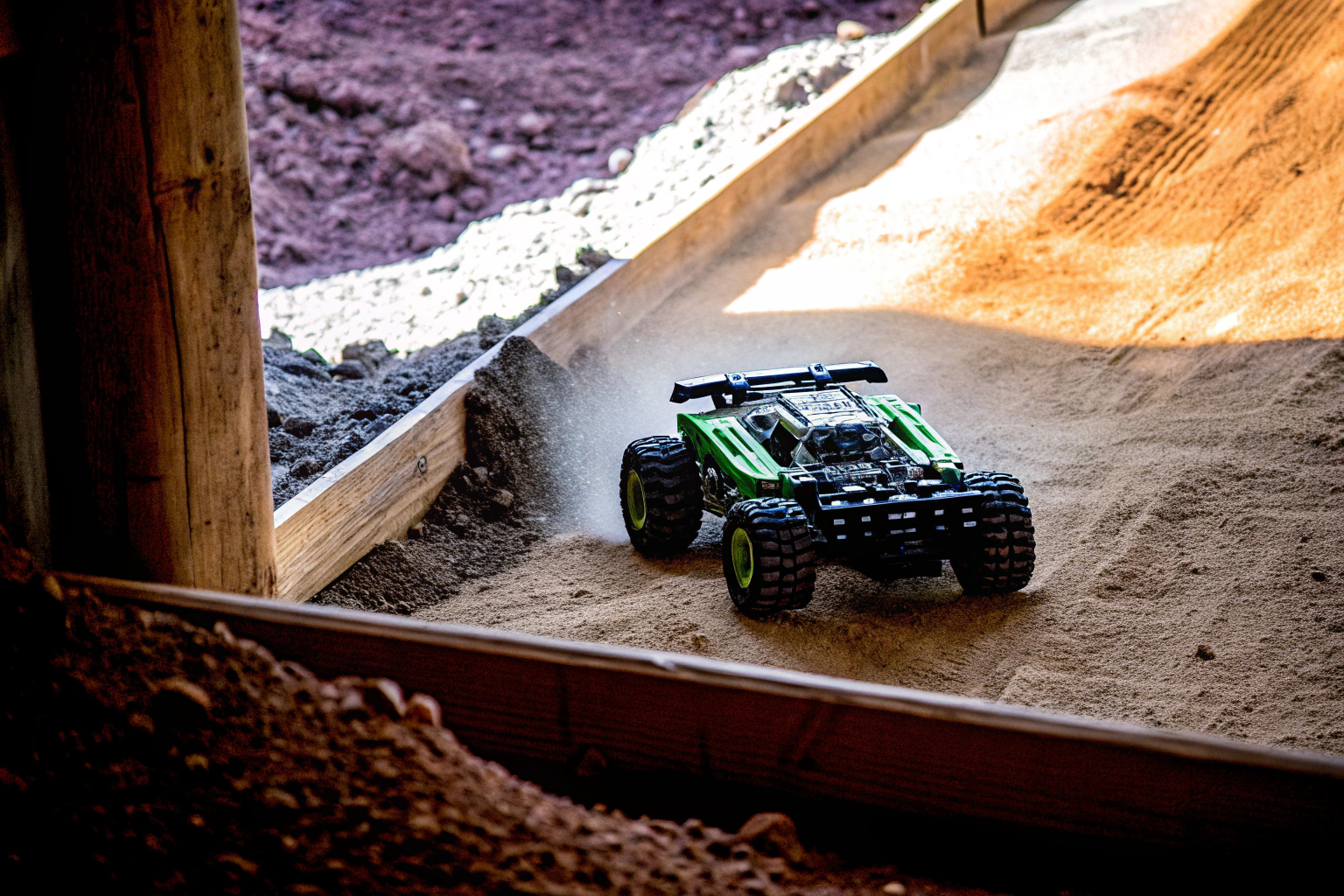 LEGO Technic NEOM McLaren Extreme E Race Car auf einem Offroad-Kurs LEGO Technic NEOM McLaren