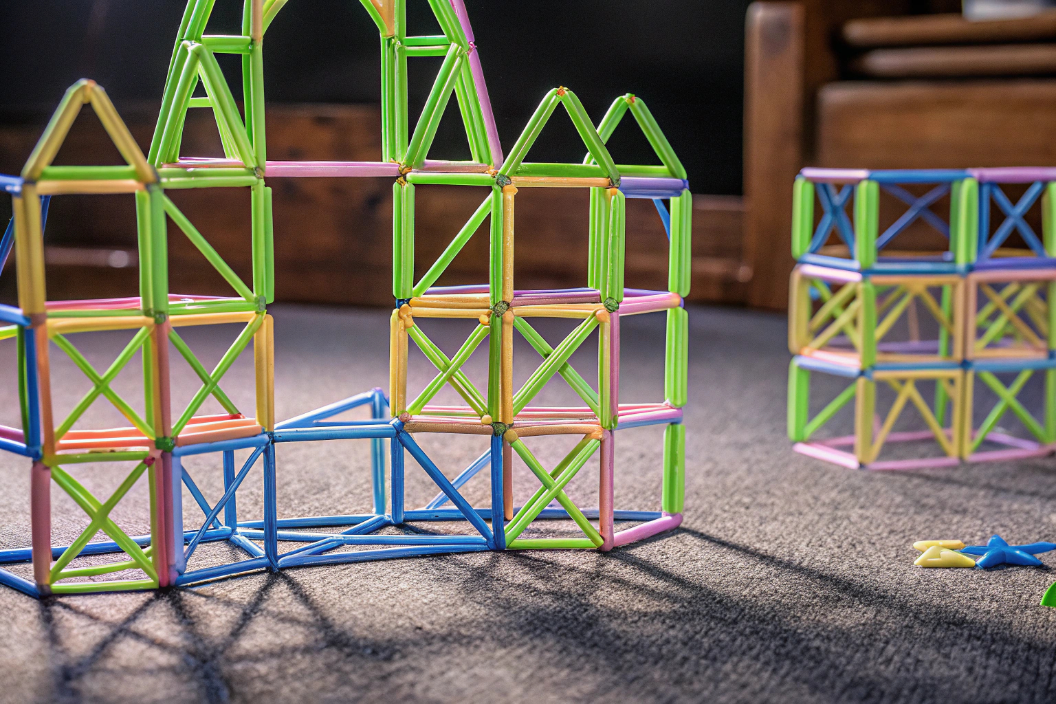 Leuchtende Stangen des Tiny Land Konstruktionsspielzeugs im Dunkeln. Leuchtendes Bauspielzeug von Tiny Land