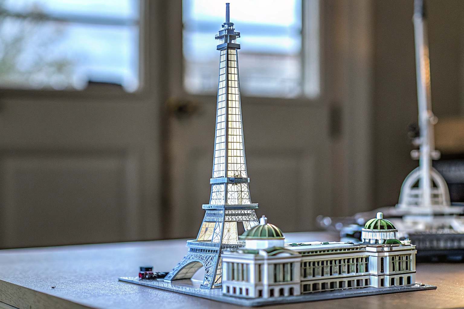 Modell der LEGO Architecture Paris Skyline mit berühmten Wahrzeichen wie dem Eiffelturm und dem Louvre. LEGO Architecture Paris Skyline Modell
