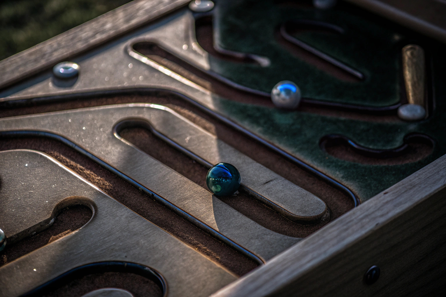Murmelperlen bewegen sich durch ein Gel-Labyrinth, das Ruhe und Konzentration fördert. Gel-Labyrinth zur Beruhigung