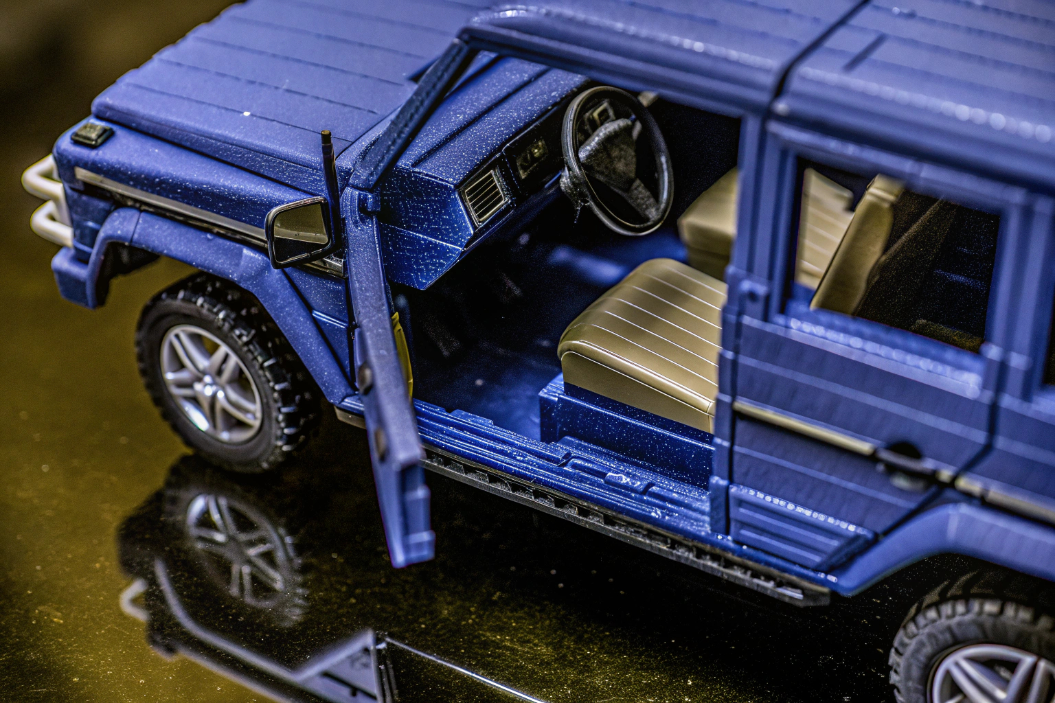 Nahaufnahme des LEGO Technic Mercedes-Benz G 500 Modells mit geöffneten Türen. LEGO Technic Mercedes-Benz G 500 Detailaufnahme