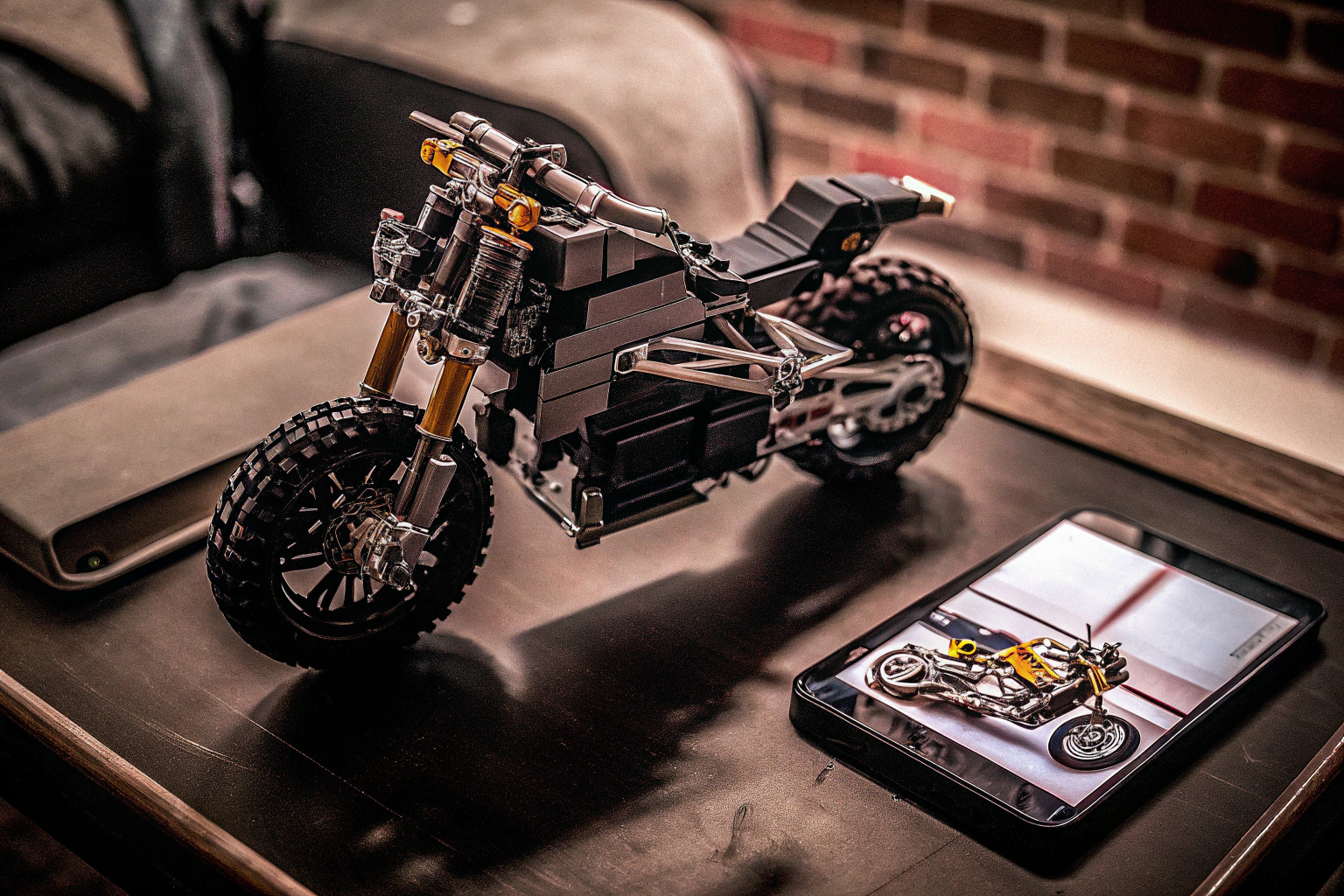 Präsentation des LEGO 42159 Technic Yamaha MT-10 SP Modells mit sichtbarer App-Funktionalität. LEGO Yamaha MT-10 SP mit AR-App