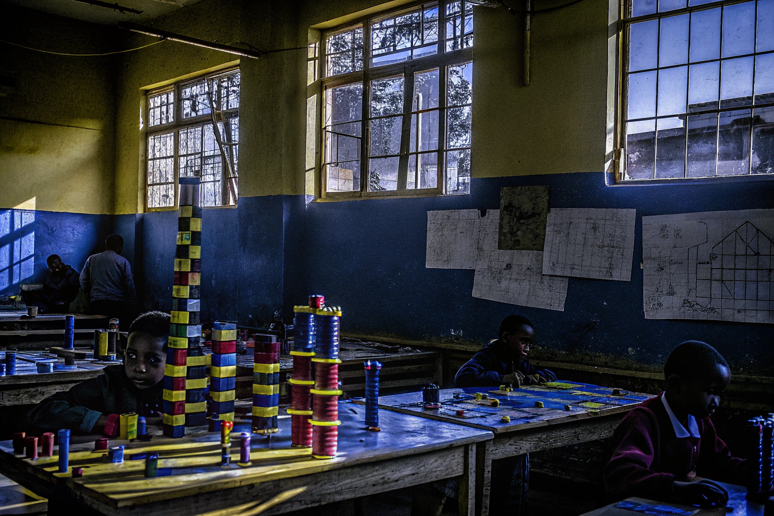 Schüler entwerfen architektonische Modelle mit LEGO Steinen im Kunstunterricht. Architektur mit LEGO im Kunstunterricht
