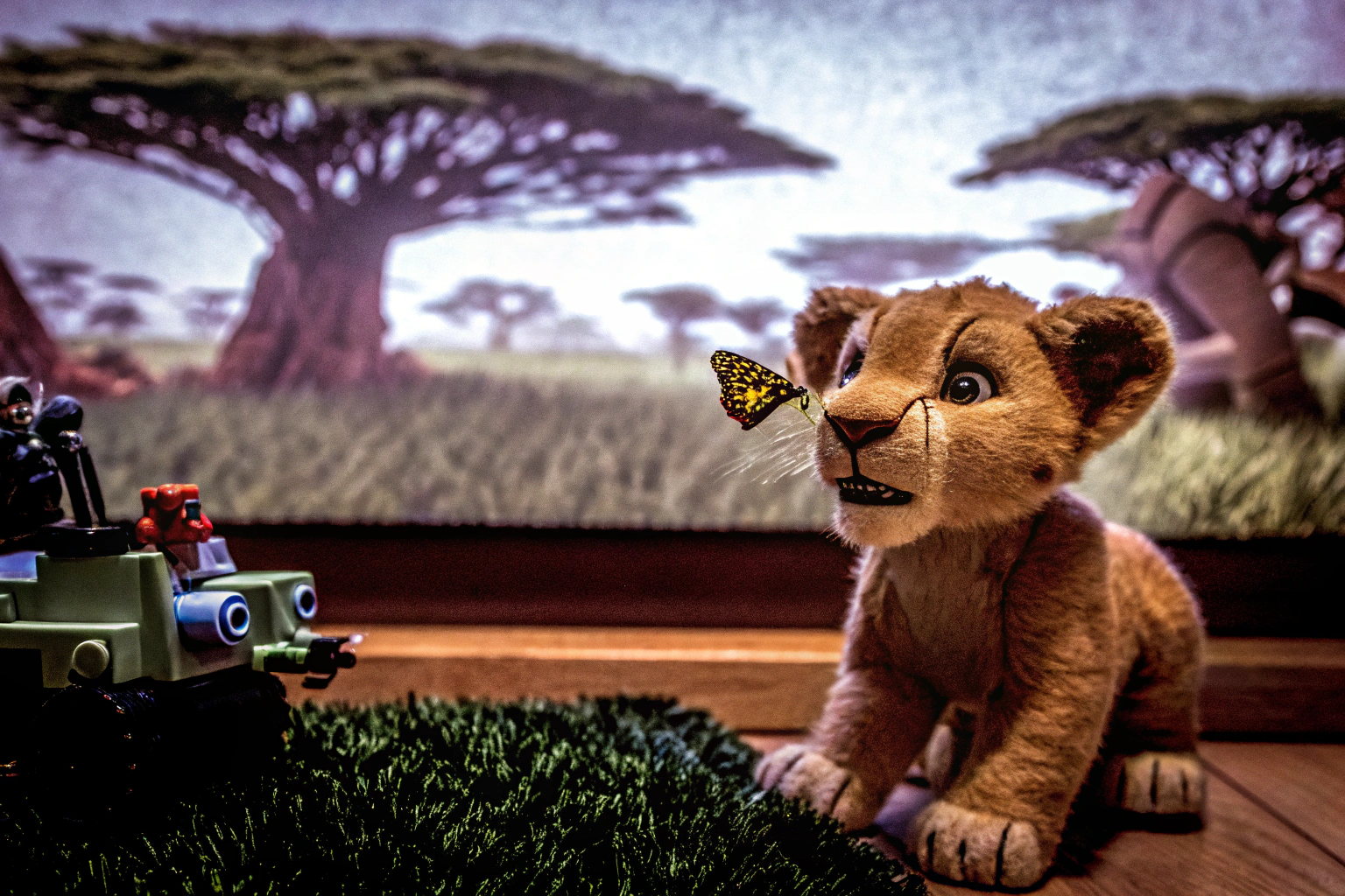 Simba, das Löwenjunge des Königs, in verschiedenen Posen mit den enthaltenen ‚Kriechtieren‘. LEGO Simba, das Löwenjunge des Königs