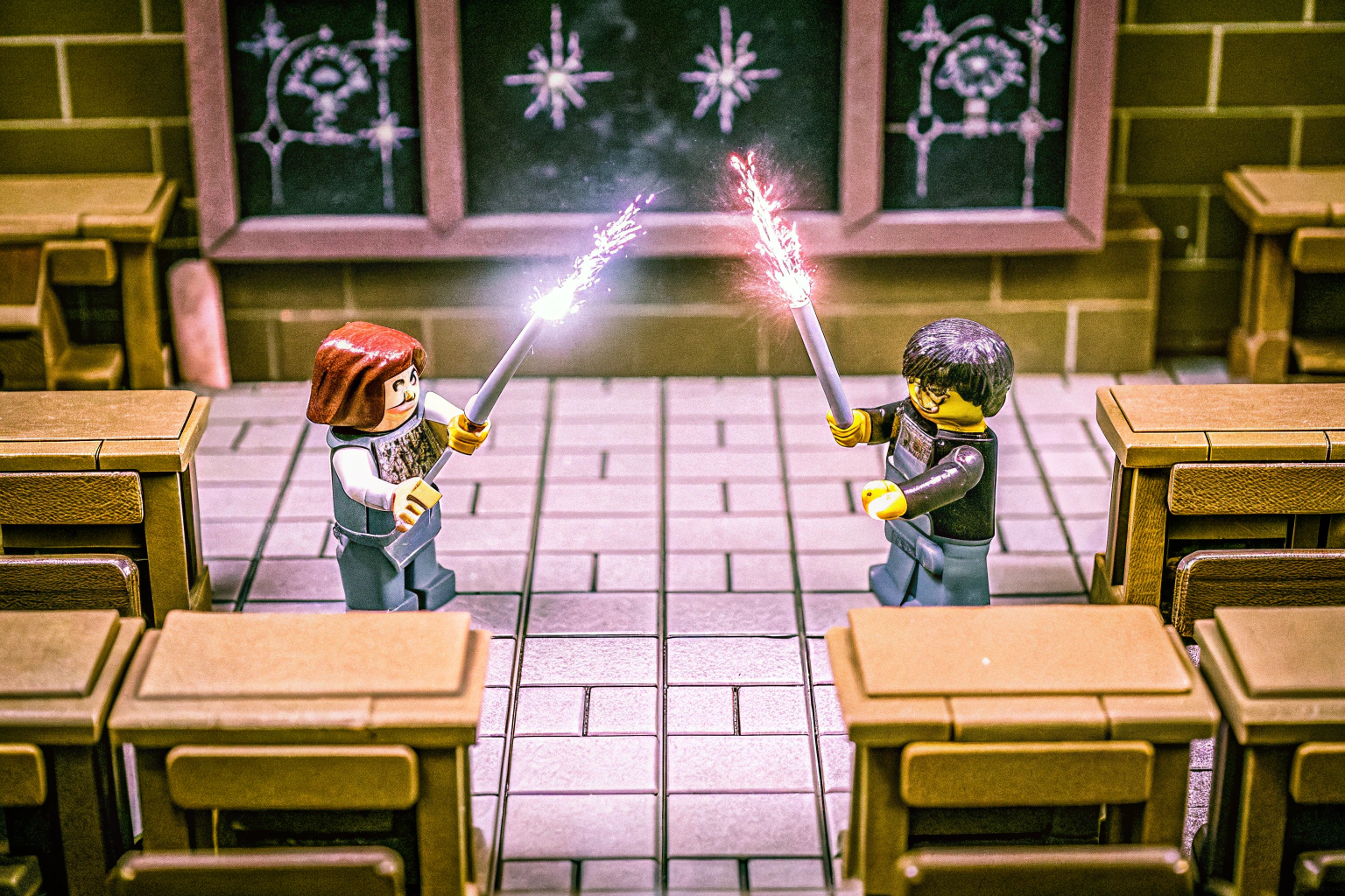 Szene aus dem LEGO Harry Potter Zauberkunstunterricht Set, das die Minifiguren und das Klassenzimmer zeigt. LEGO Harry Potter Zauberkunstunterricht