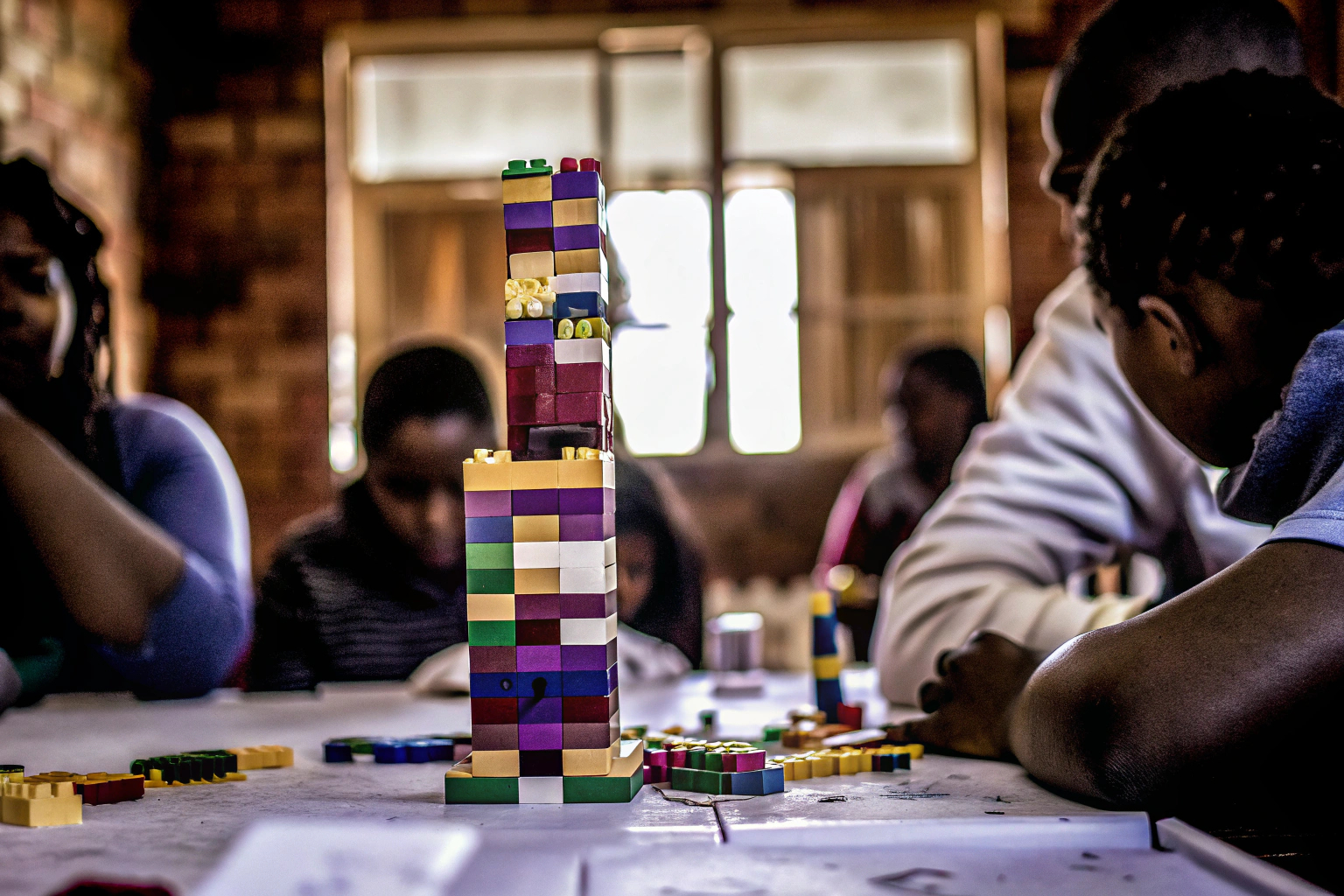 Teilnehmer eines Workshops arbeiten mit LEGO SERIOUS PLAY Sets. LEGO SERIOUS PLAY Workshop