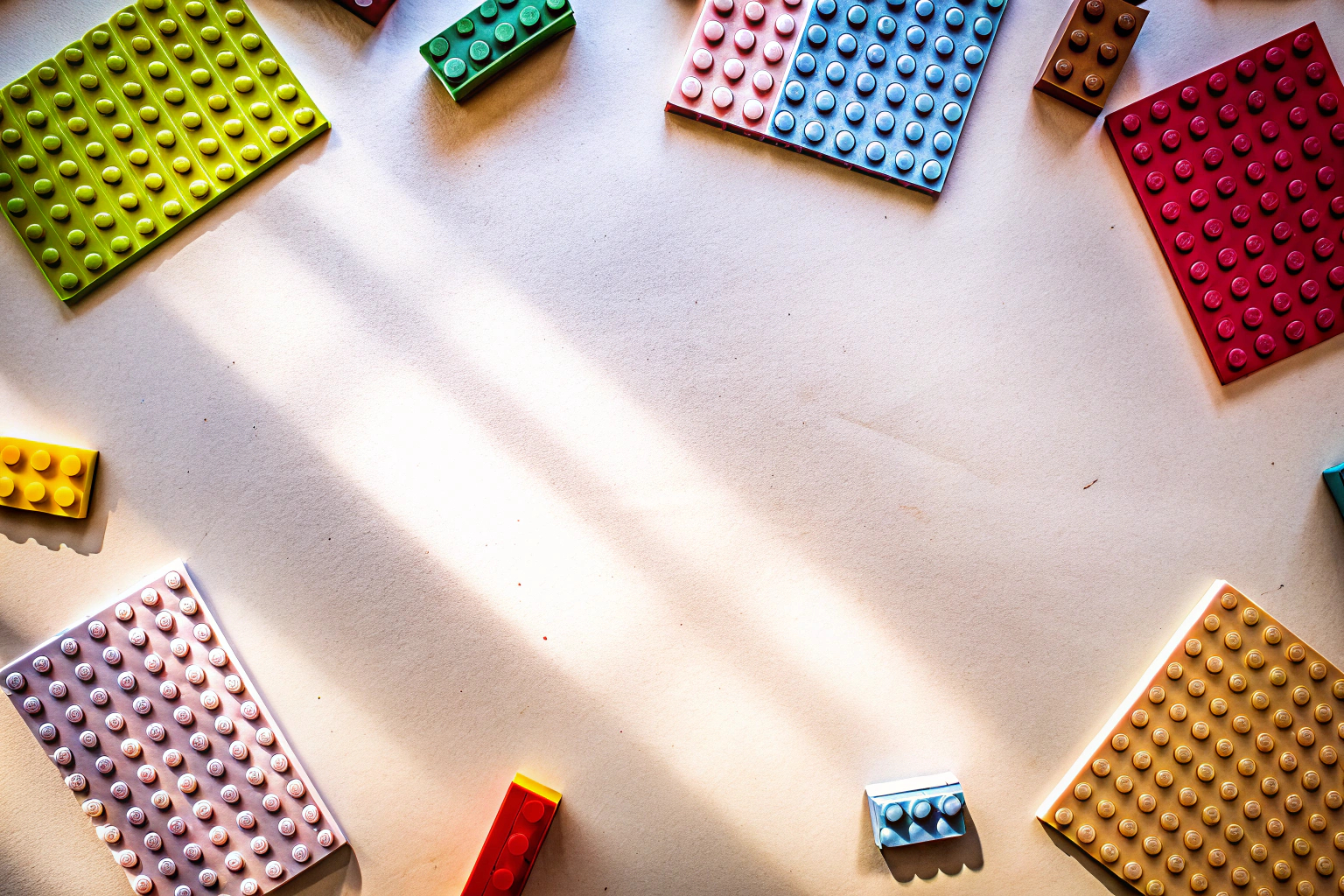 Verschiedene bunte LEGO Grundplatten, bereit zum Bauen LEGO Grundplatten