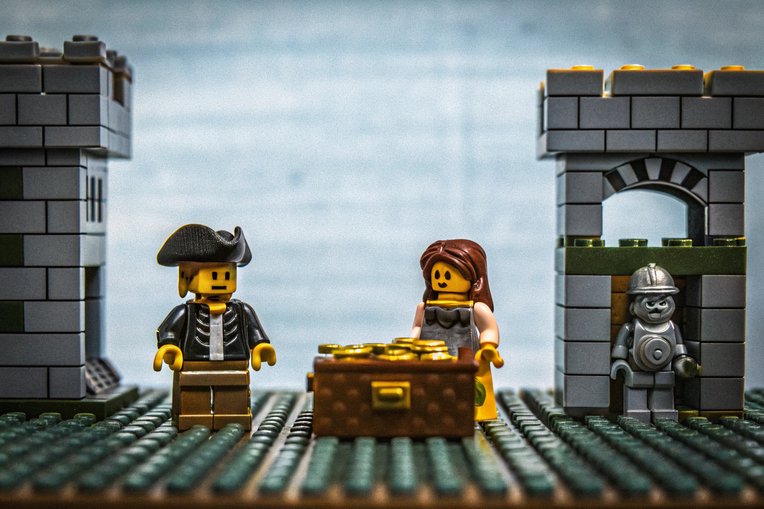 Verschiedene LEGO Minifiguren der Serie 26 in einer kreativen Aufstellung. LEGO Minifiguren Serie 26