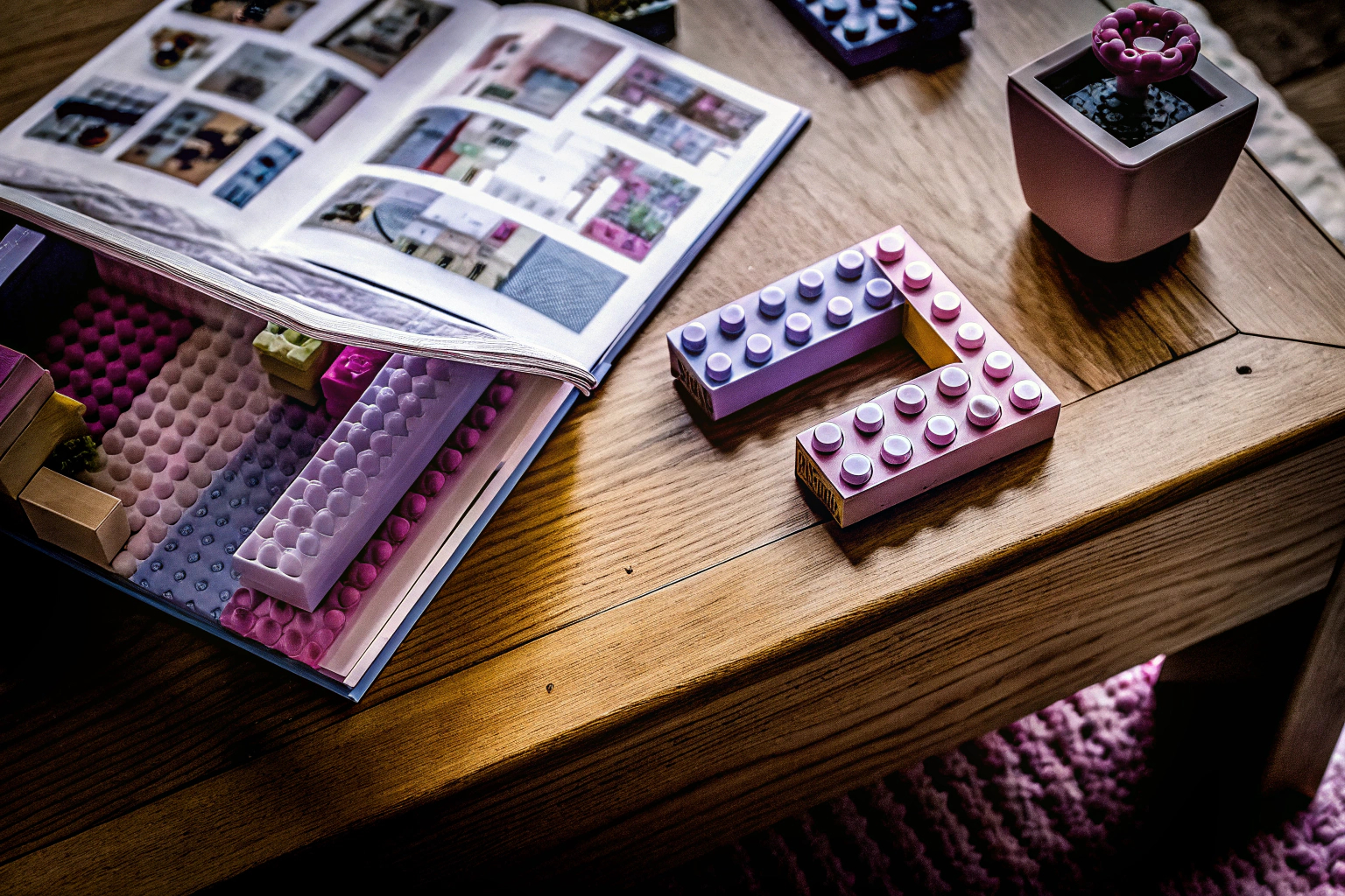 Verschiedene LEGO-Sets und Bausteine auf einem Tisch, ideal für kreative DIY-Projekte. LEGO-Sets für kreative Projekte