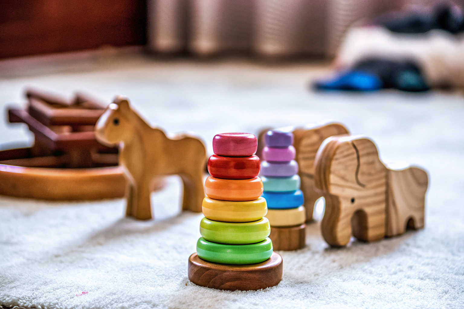 Verschiedene Spielzeuge aus Holz und Kunststoff, die durch ihre Qualität und Sicherheitsmerkmale herausragen. Hochwertige Spielzeuge aus verschiedenen Materialien