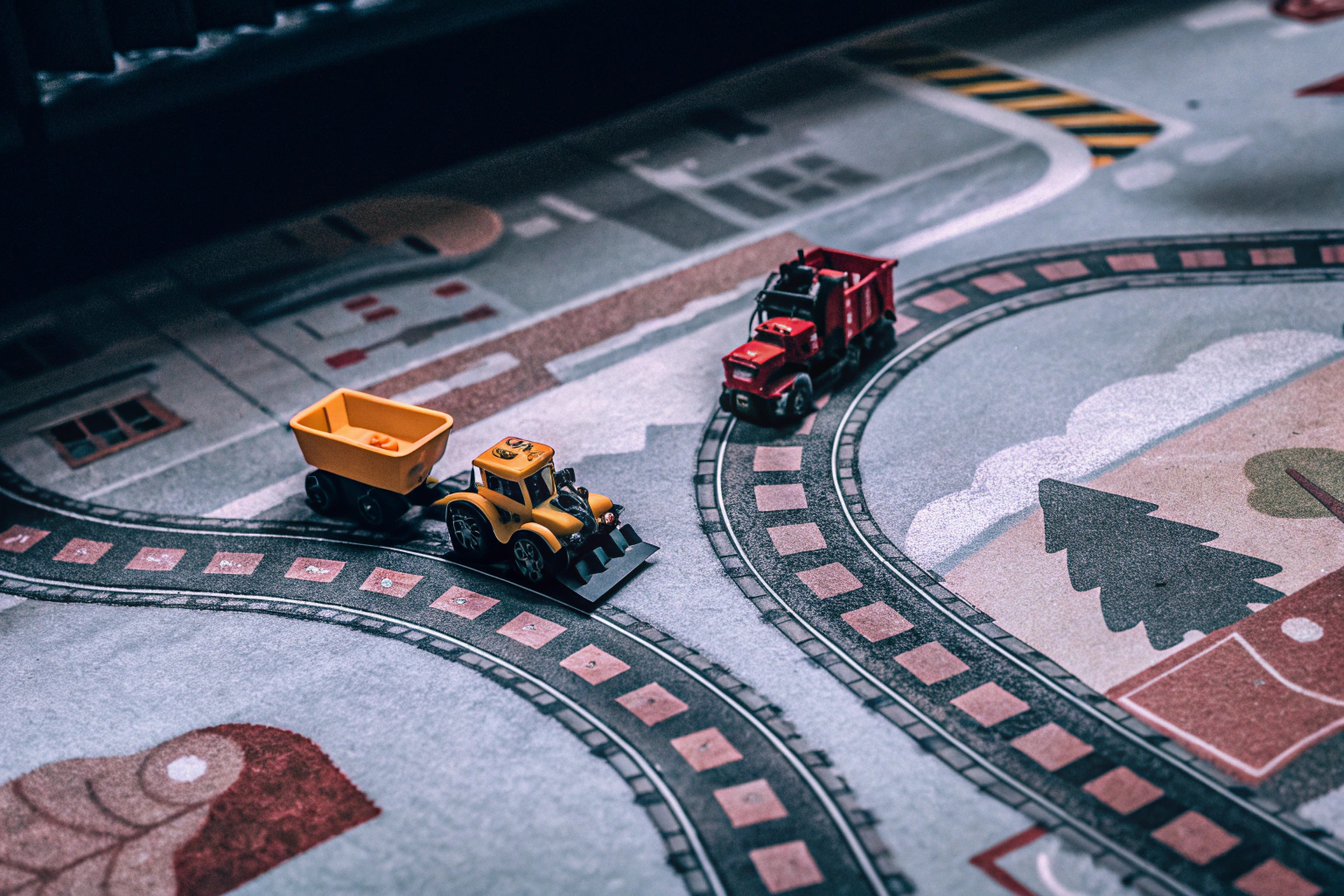 YIMORE Baufahrzeuge in Aktion auf einem Spielteppich. YIMORE Baufahrzeuge Set