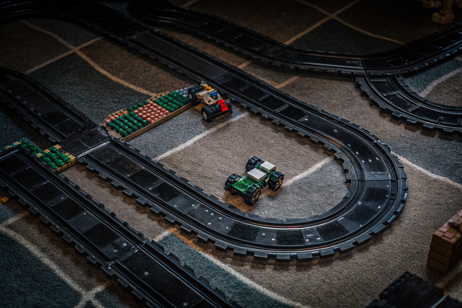 Zwei Kinder, die mit LEGO Go-Karts auf einer improvisierten Rennstrecke spielen. LEGO Go-Karts Rennen